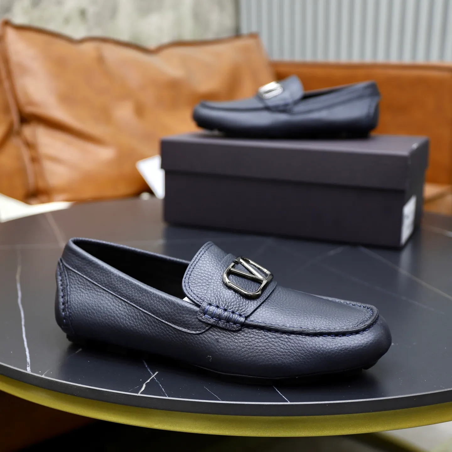 Men's shoes: 640💰VALENTINO, made of imported cowhide with imported water-dyed cow lining, iconic hardware and iconic wear-resistant outsole. 38-45 (customized at 45) VALENTINO packaging All orders enjoy the brand’s iconic product packaging
